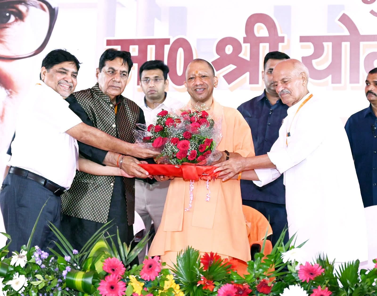 शिकारपुर में रज्जू भैया सैनिक स्कूल में पहुंचे मुख्यमंत्री योगी का स्वागत करते लोग। संवाद