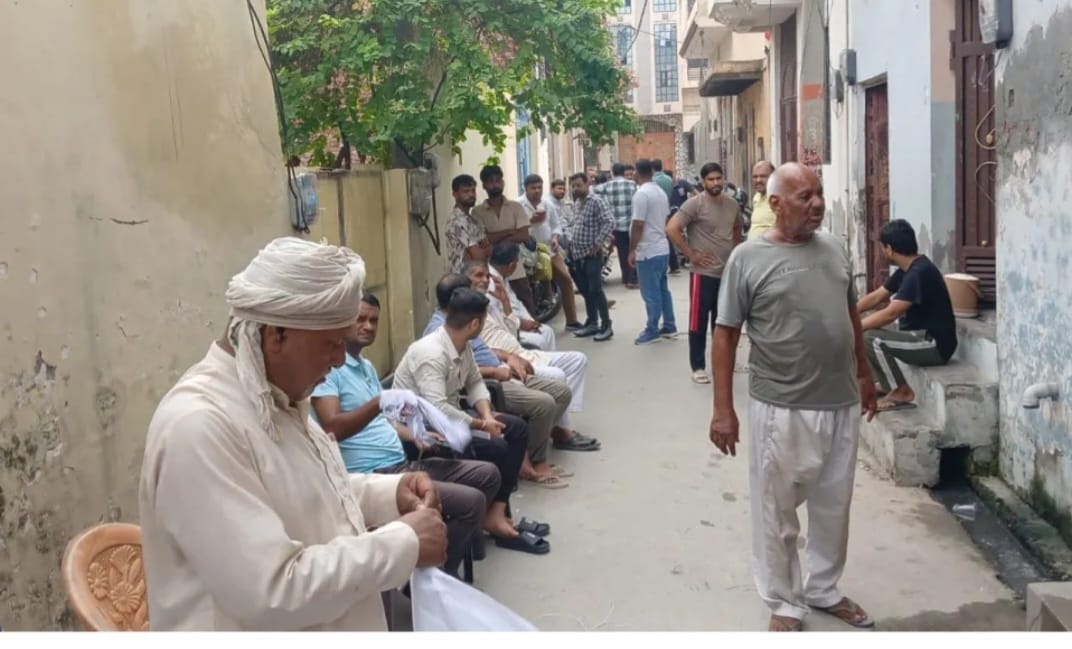 शामली के कौशांबी विहार में मृतक पवन के घर के बाहर मौजूद लोग। स्रोत वीडियोग्रेब