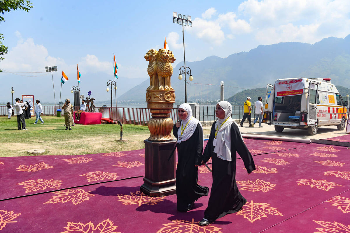 Srinagar News: किताबों के महाकुंभ में उमड़े युवा, स्टॉल पर लगी रही भीड़