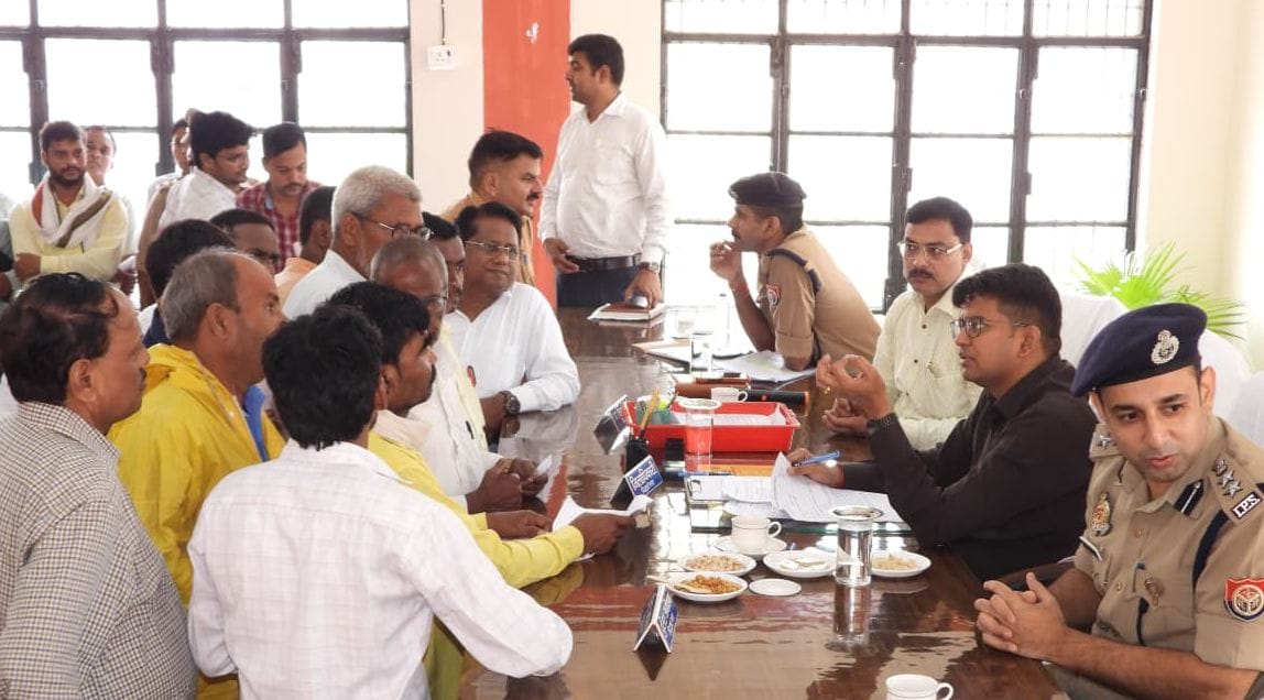 Siddharthnagar News: एडीएम ने सुनीं लोगोंे की शिकायतें, गुणवत्तापूर्ण निस्तारण पर दिया जोर