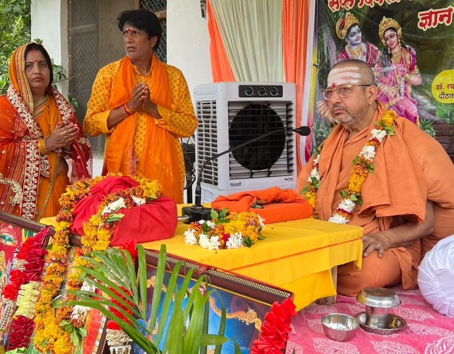 तुलापुर बहादुरान में आयोजित श्रीमद्भागवत कथा सुनाते स्वामी प्रज्ञानानंद सरस्वती। स्रोत आयोजक