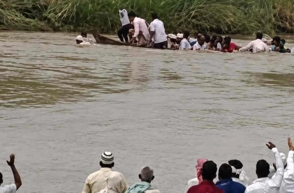 Bihar Accident: सीतामढ़ी में बड़ा नाव हादसा टला, बागमती नदी में पलटी नाव; सभी यात्री सुरक्षित