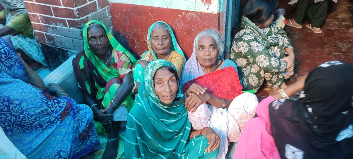 दोहरीघाट थाना क्षेत्र के ग्राम अतरसावा निवासी आफताब की मौत के बाद शोकाकुल परिजन।संवाद
