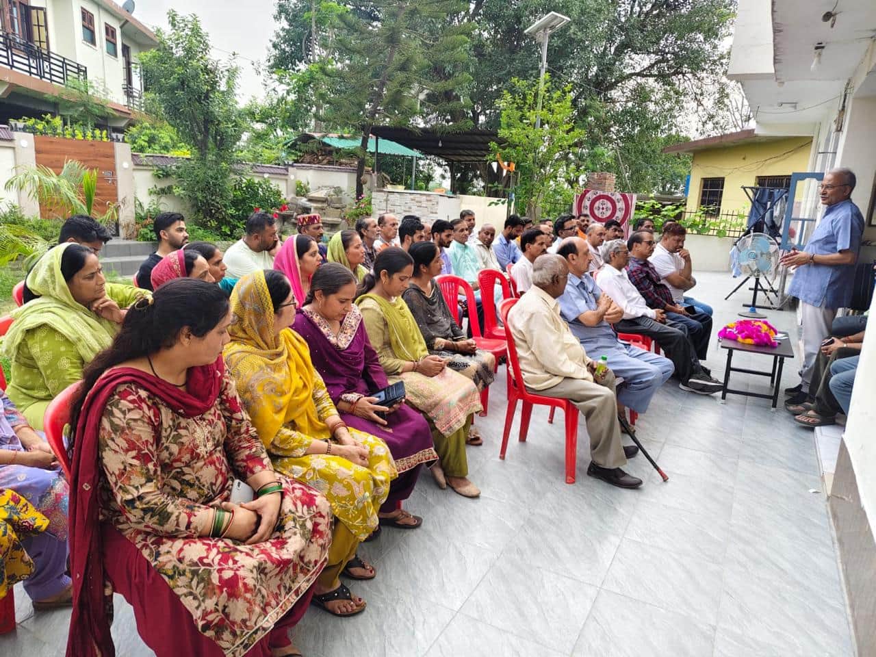दड़ूही में स्थानीय लोगों को संबोधित करते मुख्यमंत्री के राजनीतिक सलाहकार सुनील शर्मा बिट्टू। वि