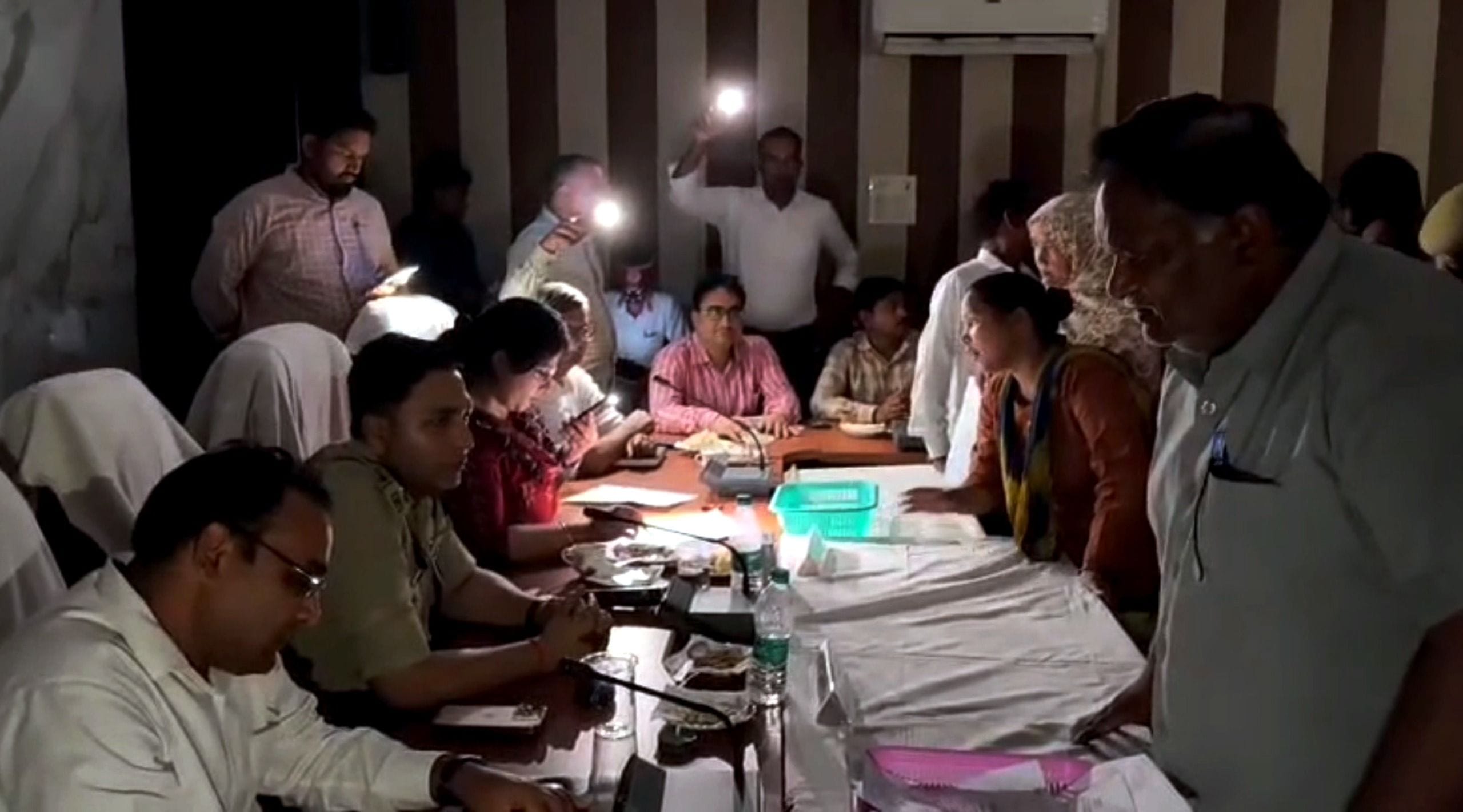 ऊंचाहार तहसील में संपूर्ण समाधान दिवस के दौरान बिजली जाने के बाद मोबाइल की रोशनी में फरियाद सुन