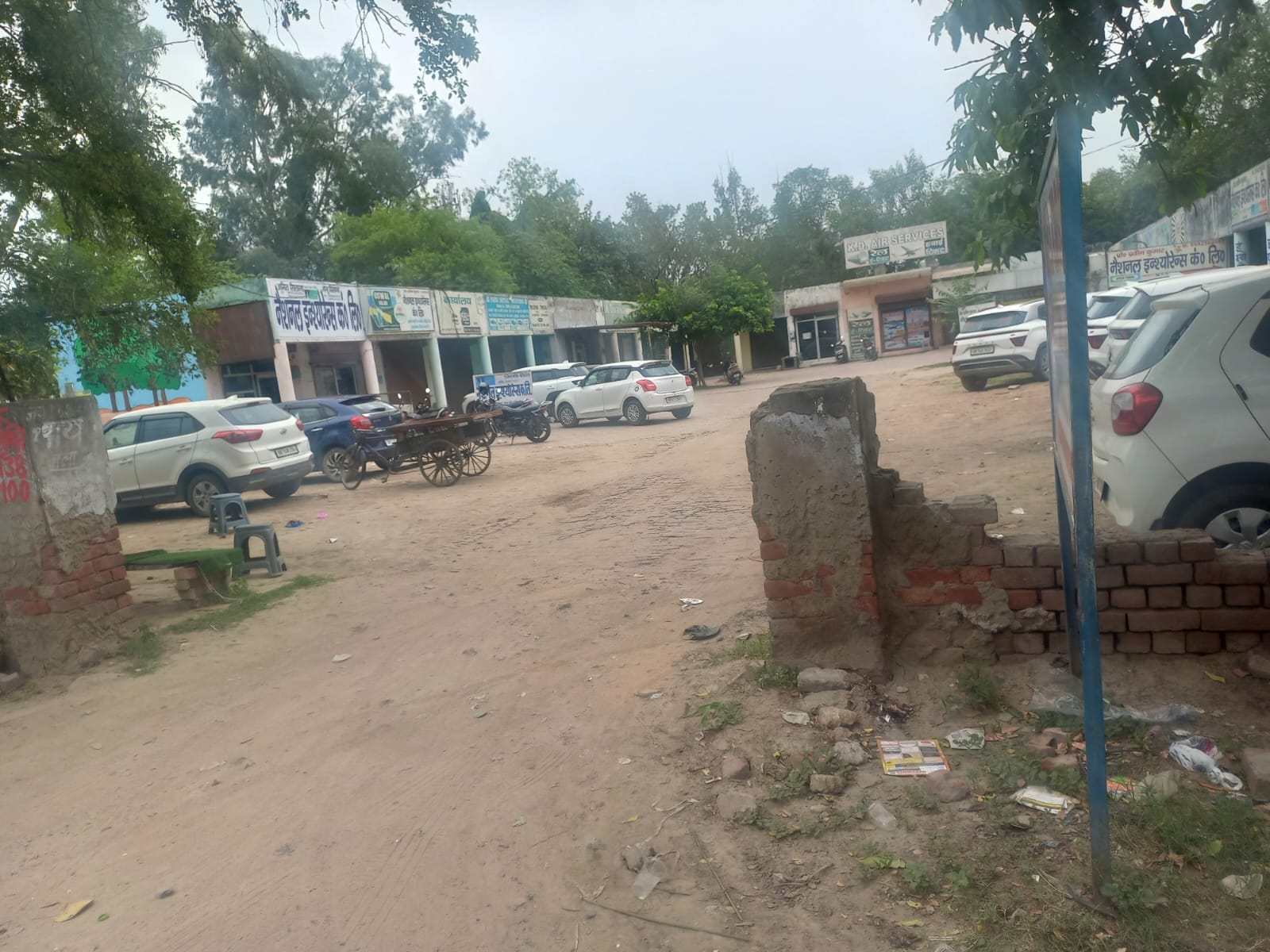 20jjrp07- पुरानी तहसील रोड पर स्थित रेडक्रास मार्केट जिसकी मरम्मत का काम होगा। संवाद