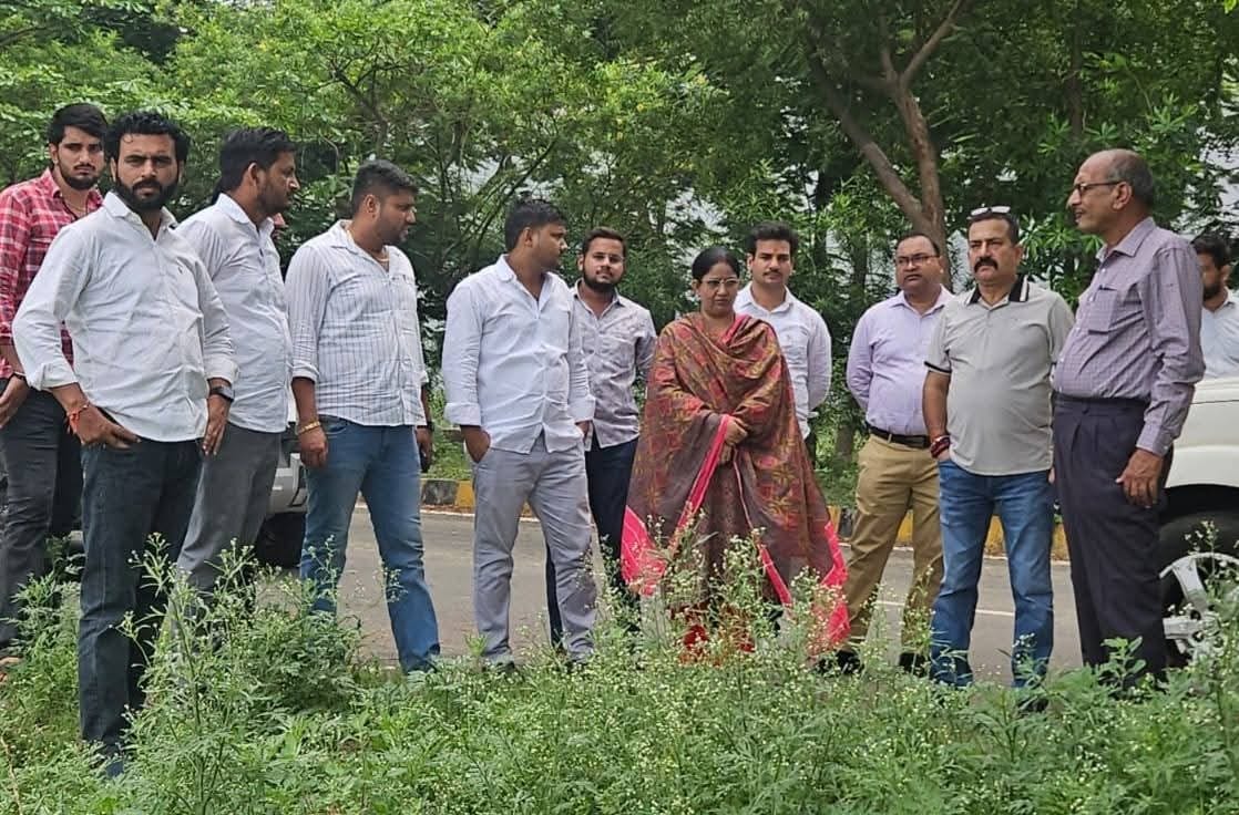 आनंद विहार में सीएम के आने की तैयारी को लेकर अधिकारियों के साथ निरीक्षण करते भाजपा जिला अध्यक्ष