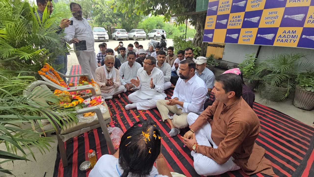 आप कार्यालय में हनुमान चालीसा का पाठ करते प्रदेशाध्यक्ष डॉ. सुशील गुप्ता व अन्य। पार्टी