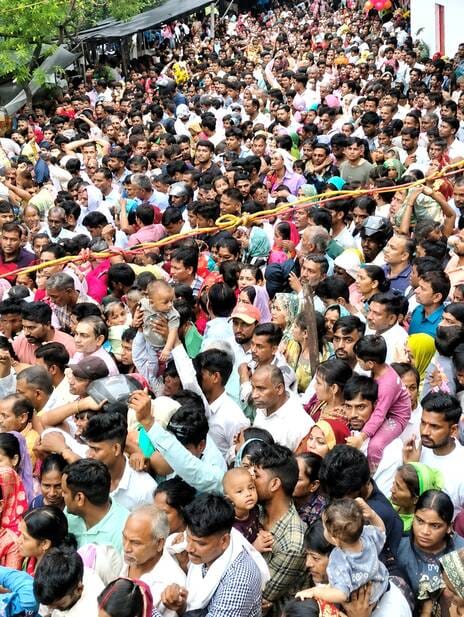 आस्था के रंग में डूबा जन सैलाब। बिजनौर के गांव कोटकादर में कल्याणमल देवता पर प्रसाद चढ़ाने के ल