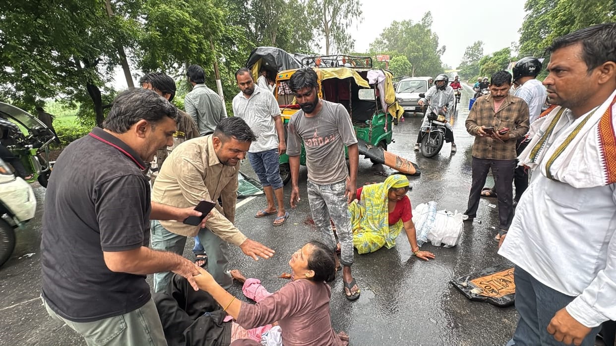Seven injured in collision between car and tempo; 5 in critical condition.