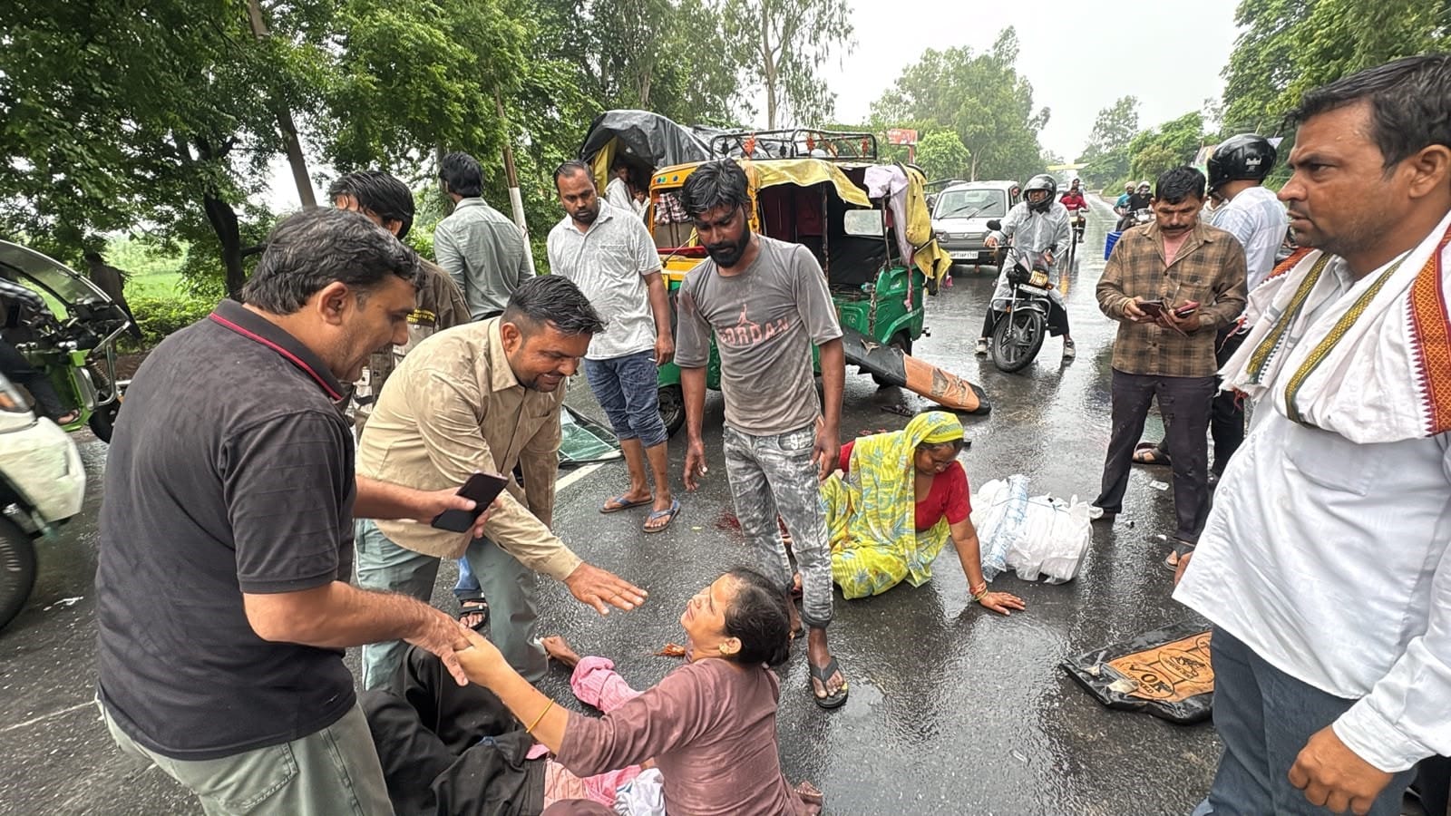 अनूपशहर क्षेत्र में हुए हादसे में घायलों को सहारा देते लोग। स्रोत: जागरूक पाठक।
