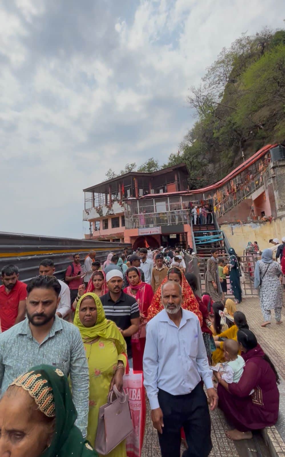 बाबा बालक नाथ मंदिर दियोटसिद्ध में दर्शनों के बाद बाहर आते श्रद्धालु। संवाद
