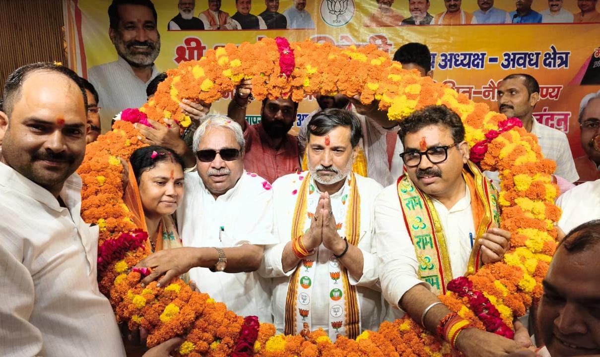 भाजपा कार्यालय पर नवनियुक्त क्षेत्रीय अध्यक्ष अवधेश द्विवेदी का स्वागत करते पदाधिकारी व कार्यक