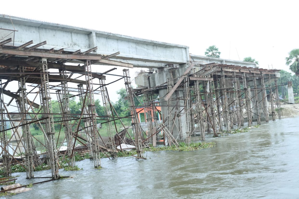Rising water levels cause shutting down of bridge under construction
