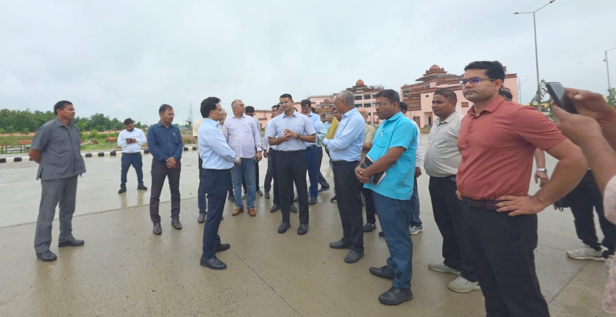 बलरामपुर के मां पाटेश्वरी विश्वविद्यालय का निरीक्षण करते डीएम व अन्य ।