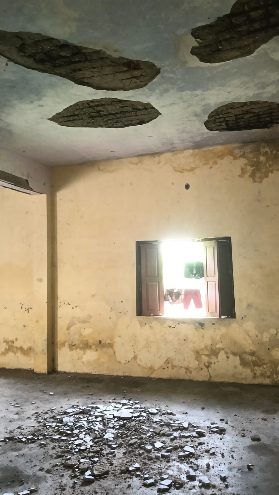 बलरामपुर के तुलसीपुर में संस्कृत विद्यालय का टूटकर गिरा प्लास्टर ।