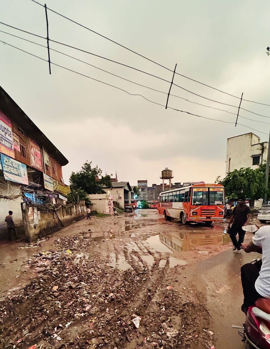 बेल्थरारोड कस्बा स्थित जननायक चंद्रशेखर बस स्टेशन परिसर में हुआ जल भराव।संवाद