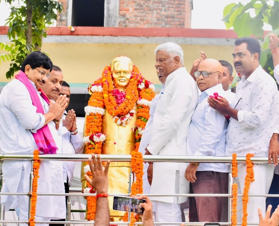 बेल्थरारोड क्षेत्र में पूर्व मंत्री स्व. शारदानंद अंचल की पुण्यतिथि पर उनके प्रतिमा पर माल्यार
