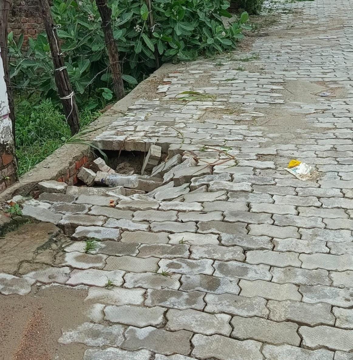 बारिश के बाद मोहल्ला केशव नगर में धंसी इंटरलॉकिंग।