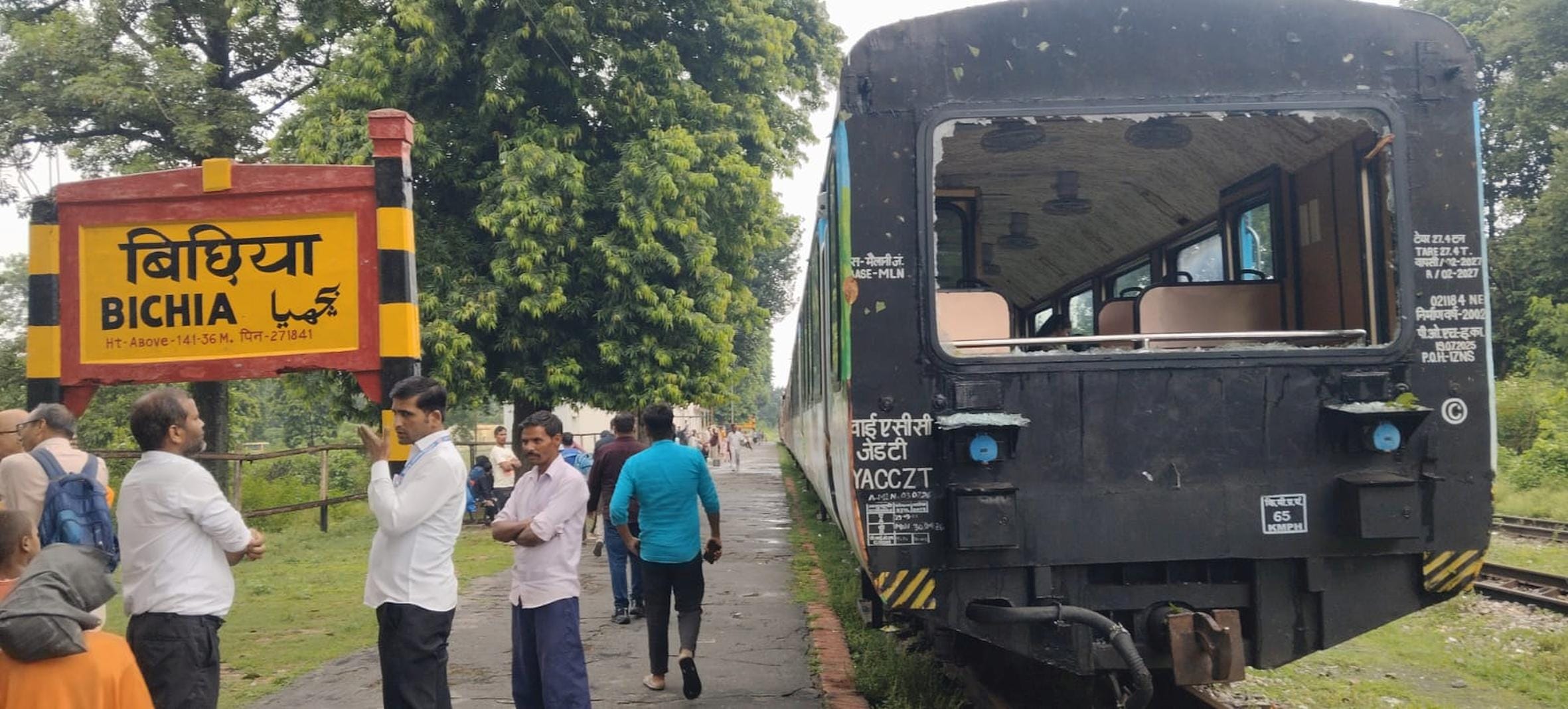 बारिश के दौरान पेड़ गिरने से क्षतिग्रस्त होने विस्टाडोम ट्रेन का कोच।