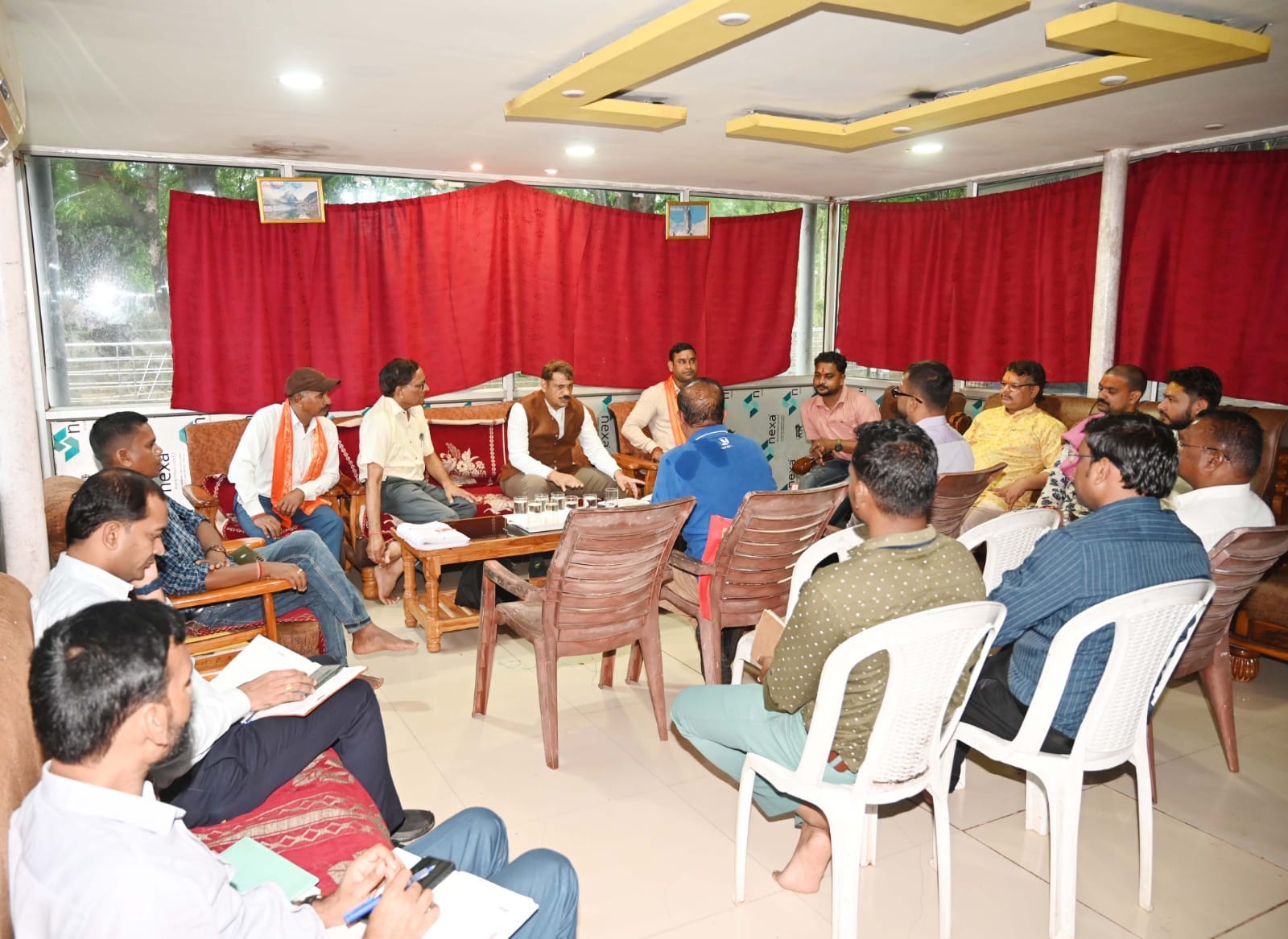 बैठक में जिला प्रशासन के अधिकारी मौजूद रहे
