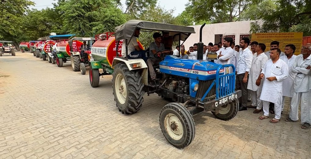 बवानीखेड़ा ग्राम पंचायत को सांसद निधि से मिले पानी टैंकर समर्पित करते प्रदीप नरवाल।