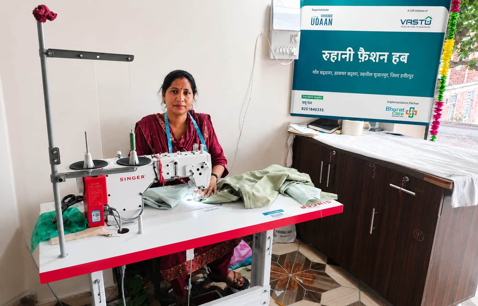 चबूतरा की पपना सिलाई करते हुए। संवाद