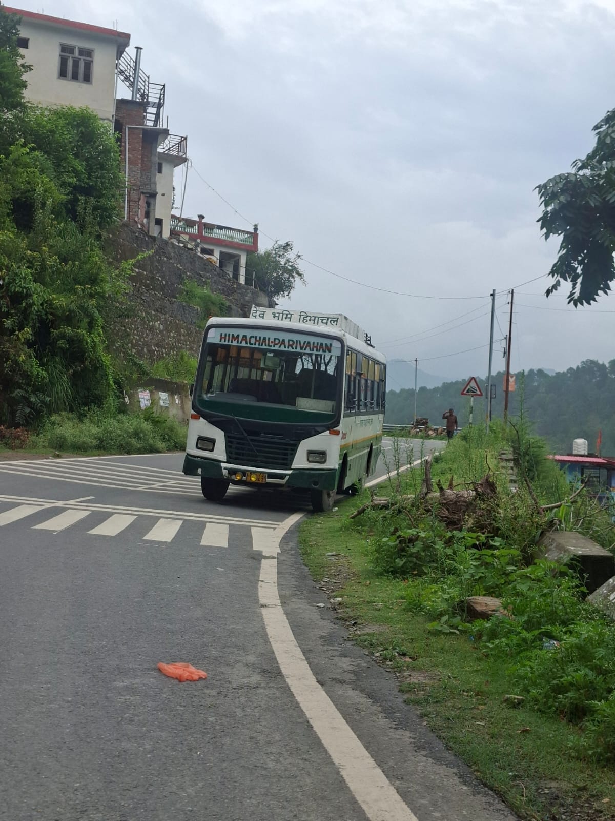 चनेड के पास खराब ख़डी सरकारी बस : संवाद