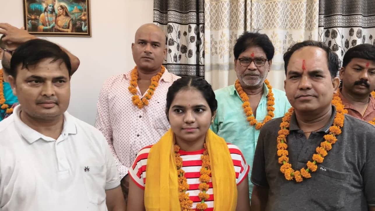चोपन में नीट में सफलता के बाद छात्रा आशिका जायसवाल को सम्मानित किया गया।