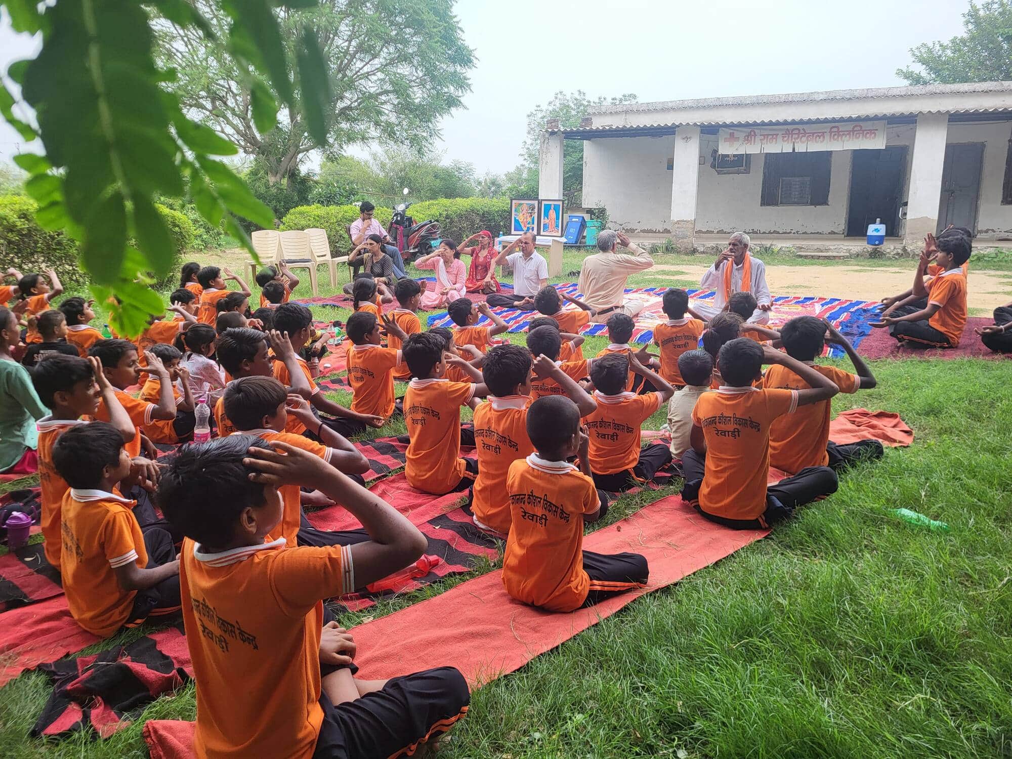 एक दिवसीय योग प्रशिक्षण कार्यक्रम में योगाभ्यास करते विद्यार्थी। स्रोत : संस्था