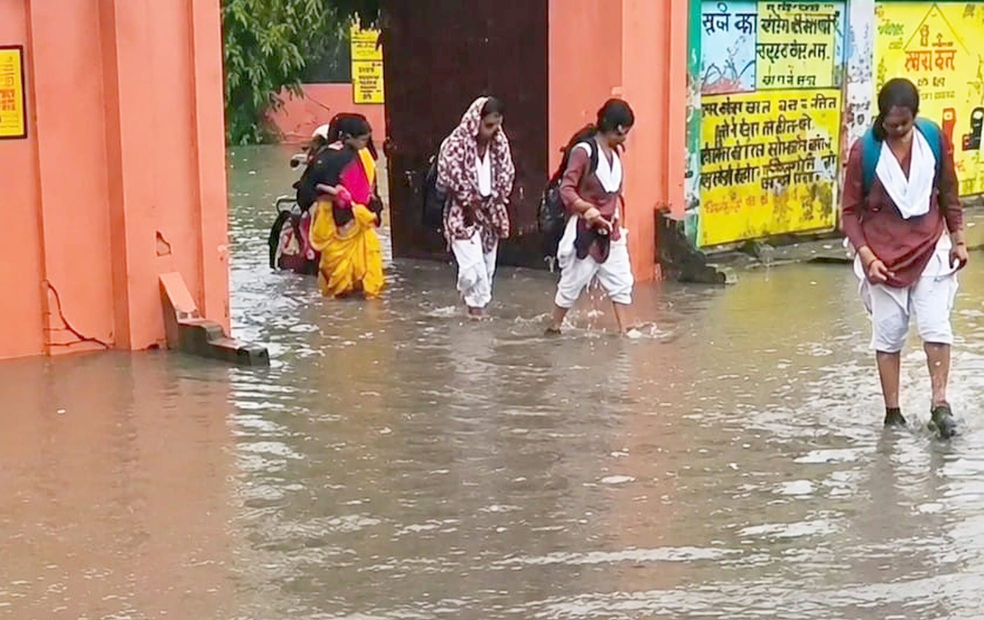 एमडीके बालिका इंटर कॉलेज से जलभराव के बीच गुजरती छात्राएं ।