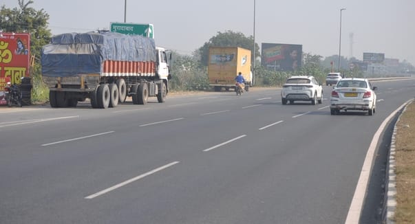 एनएच 9 पर दौड़ते वाहन। संवाद
