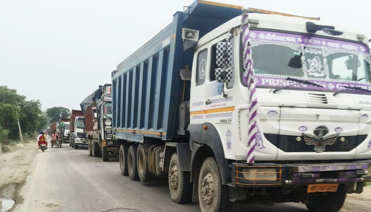 Dalmau Road blocked for nine hours after truck got stuck in a pothole
