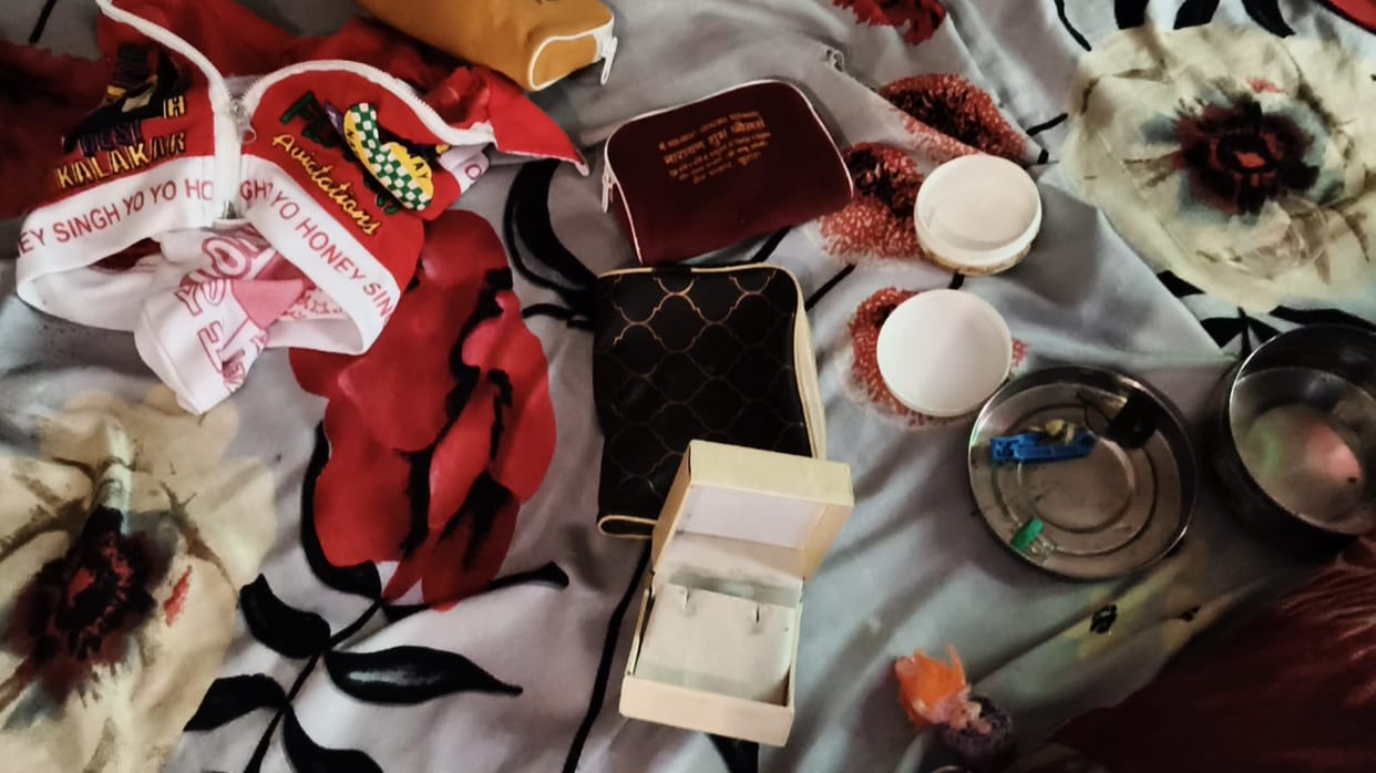 Jewelry worth lakhs stolen after breaking the house lock.