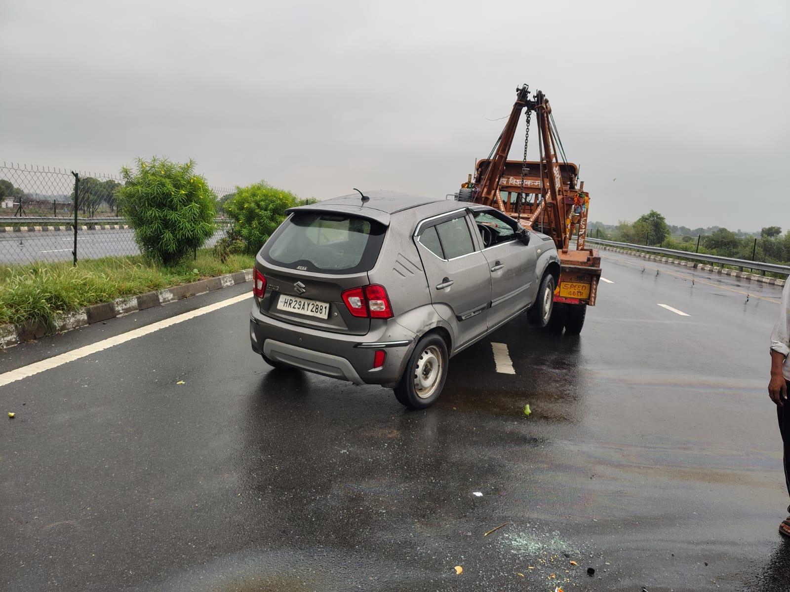 फोटो-1- क्षतिग्रस्त कार को एक्सप्रेसवे से हटाती क्रेन। संवाद