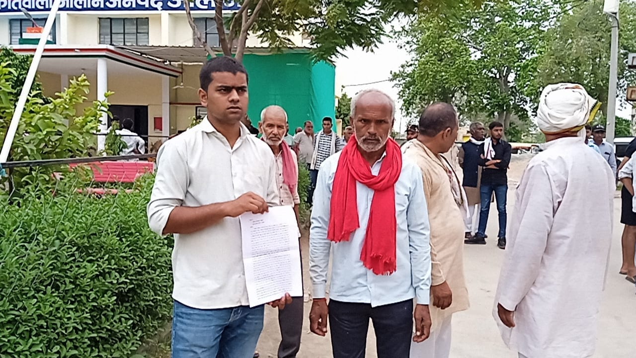फोटो - 10 कोतवाली पुलिस को तहरीर देने जाते परिजन। संवाद