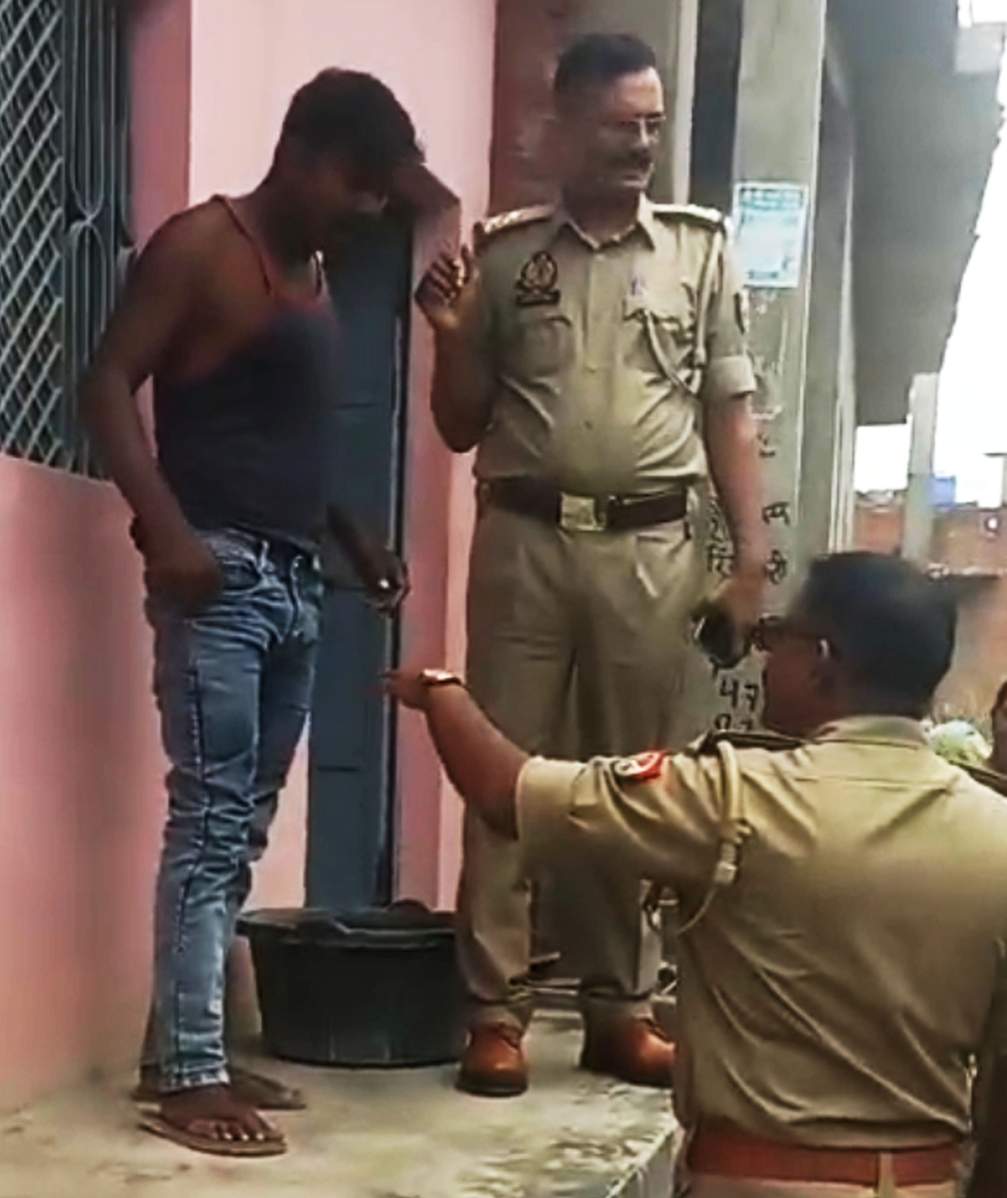 फोटो-14-पुलिस से नोकझोंक करता आरोपी पति। स्रोत: वीडियो ग्रैब