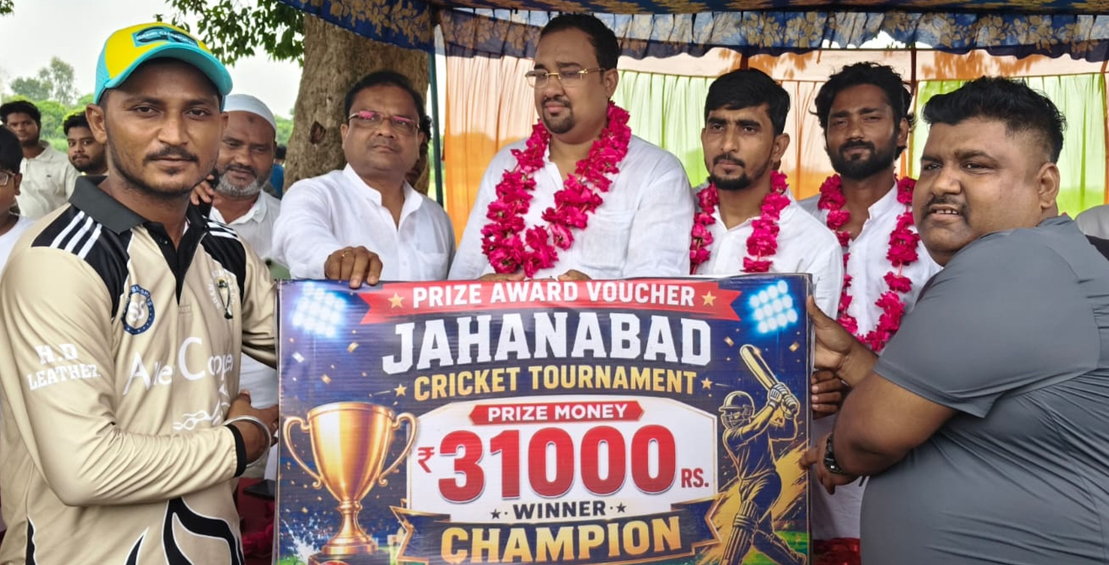 फोटो-15-विजेता टीम को पुरस्कार देते नगर पंचायत अध्यक्ष। संवाद