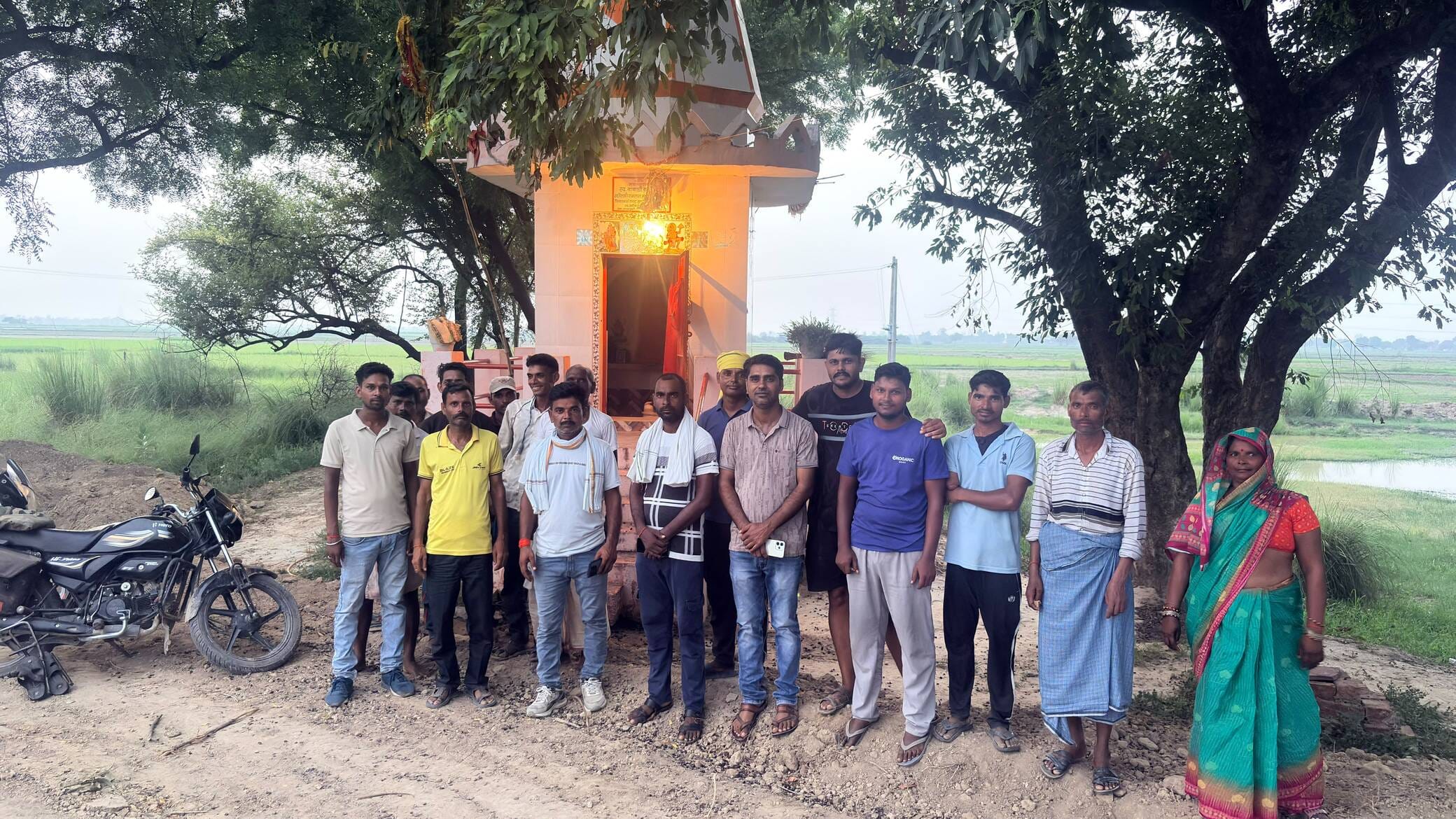 फोटो-16- गांव के मंदिर के बाहर बिजली आने की खुशी मनाते ग्रामीण। स्रोत, ग्रामीण