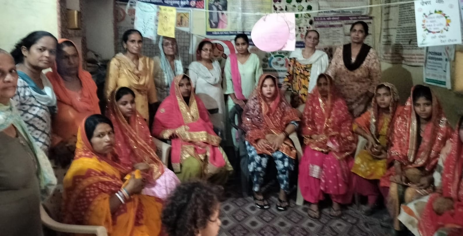 फोटो-51: बहादुरगढ़ के शक्ति नगर आंगनवाड़ी केंद्र में आयोजित कार्यक्रम में उपस्थित महिलाएं। स्रोत 