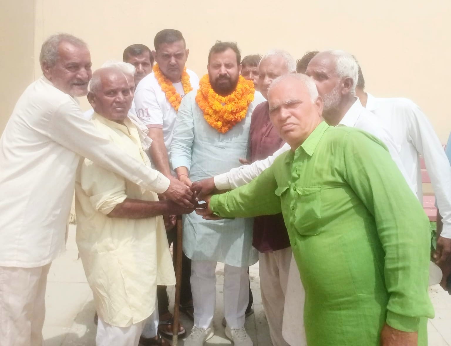 फोटो-67:: चौपाल में होने वाले विकास कार्य का ग्रामवासियों के साथ नारियल फोड़कर शुभारंभ करते हुए