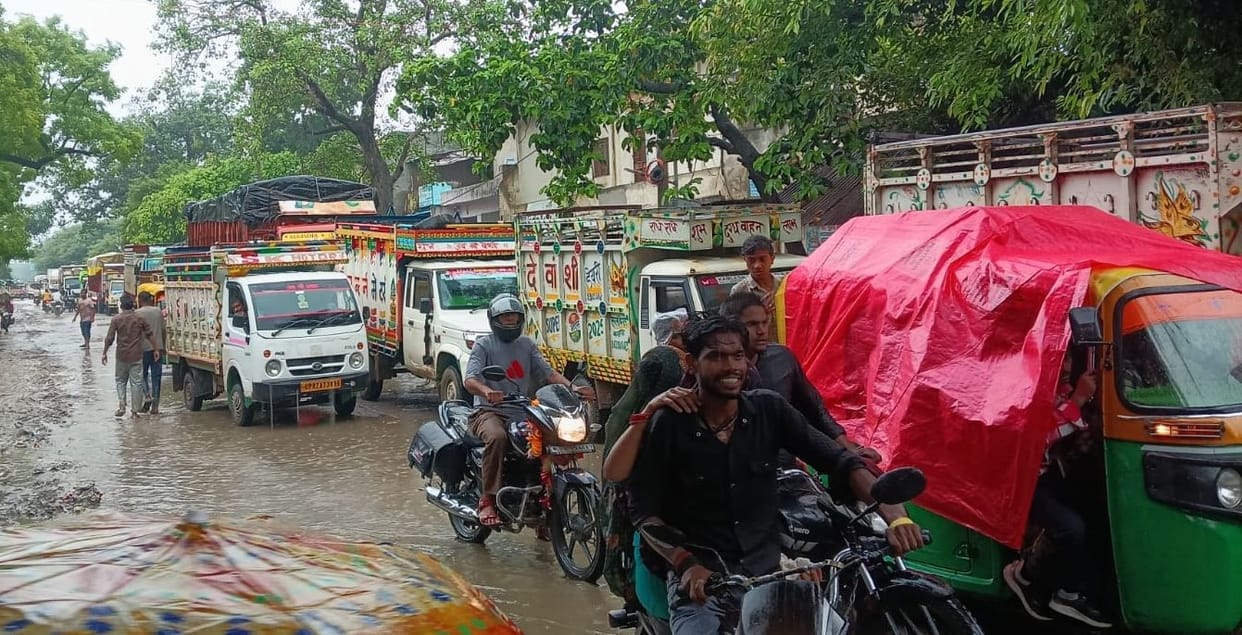 ABVP vents anger over illegal fees and poor conditions; blocks road for two hours despite the rain.