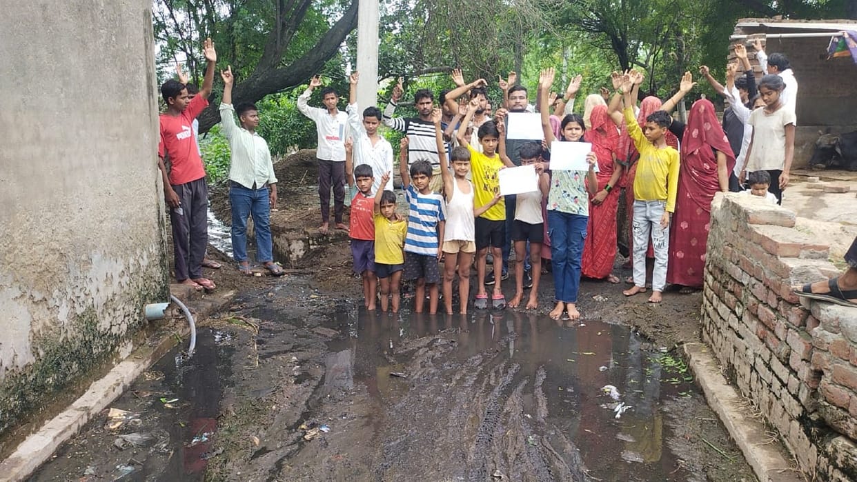 Salempur Dhangar road turns into a swamp, students protest by standing in the mud