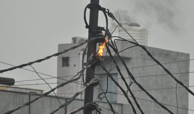 Energy corporation wires melt and burn in the rain; questions raised
