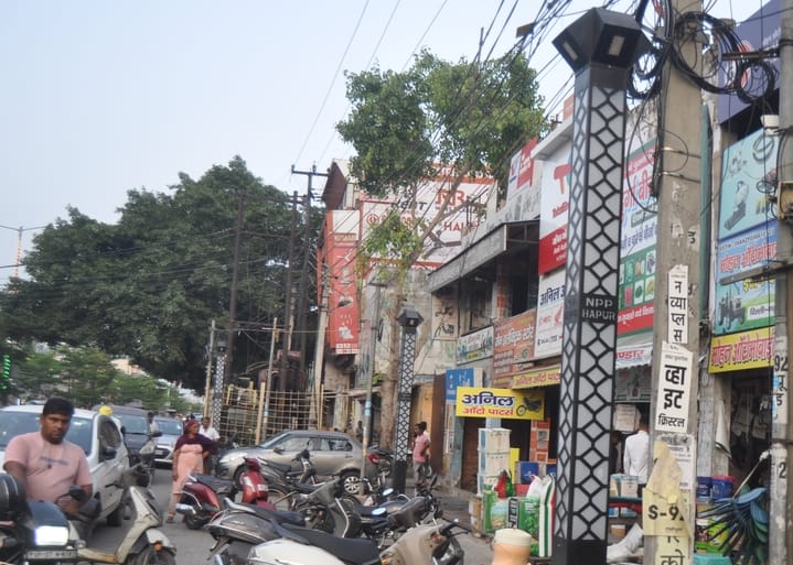 गढ़ रोड पर सड़क किनारे लगी लाइटें। संवाद