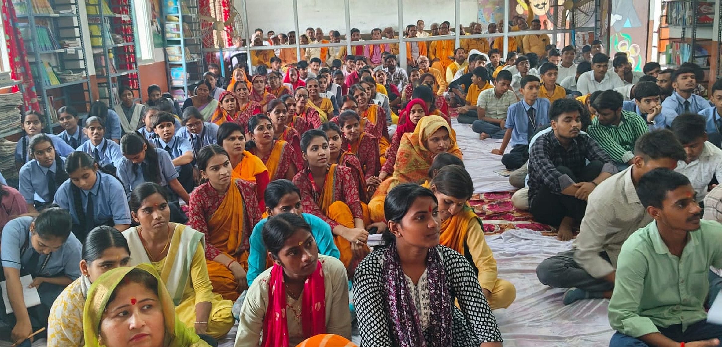 गौरीगंज स्थित निजी विद्यालय में गायत्री परिवार की ओर से आयोजित कार्यक्रम के दौरान मौजूद लोग। स
