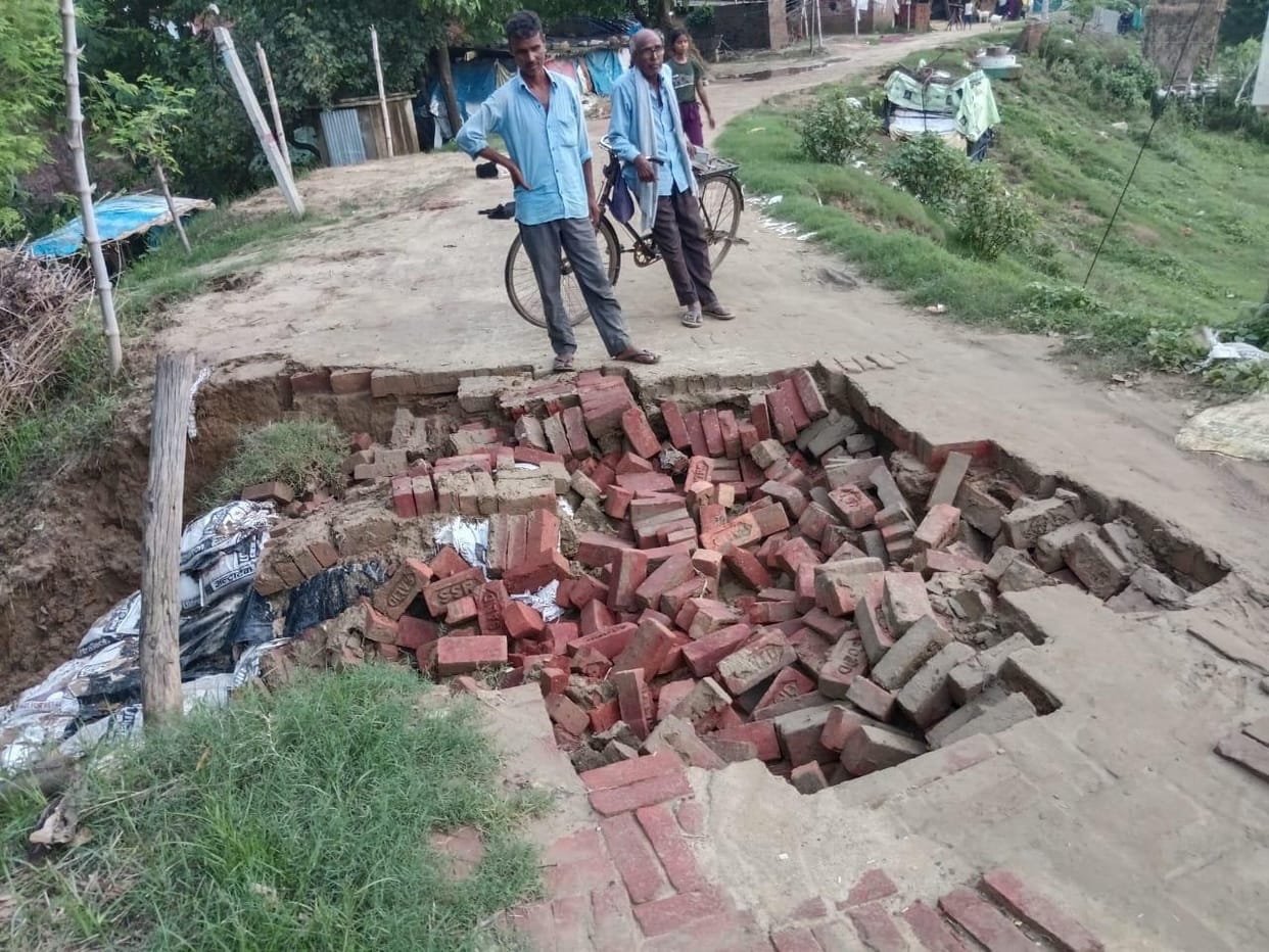 Rain-induced breaches at various points along the Zardi-Domra embankment; villagers terrified by the threat of floods.