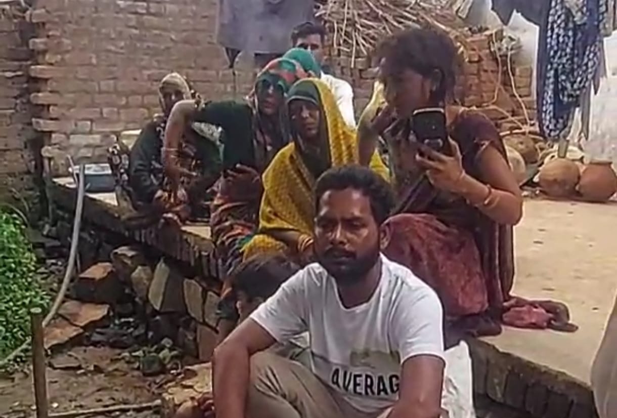 घटनास्थल पर परिजन।