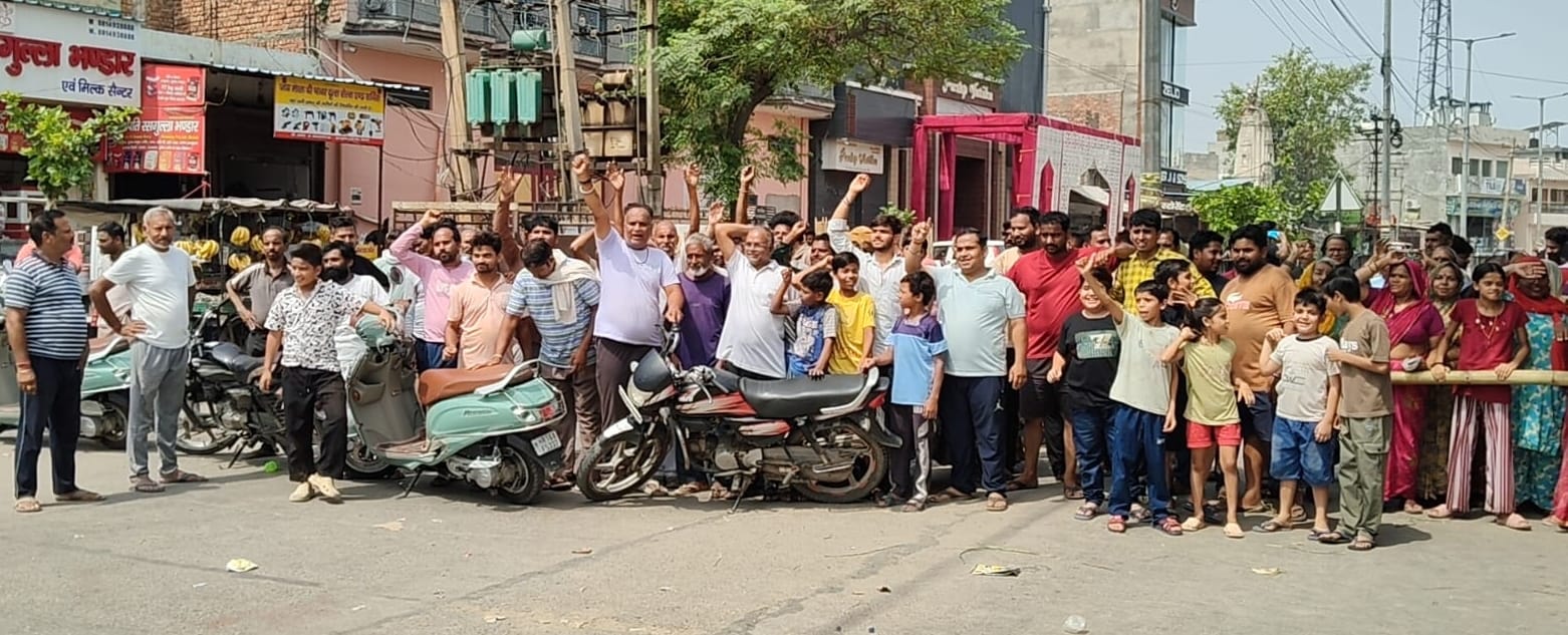 हनुमान ढाणी चौक पर बिजली पानी समस्या को लेकर नेशनल हाईवे पर जाम लगा नारेबाजी करते क्षेत्रद्ध के