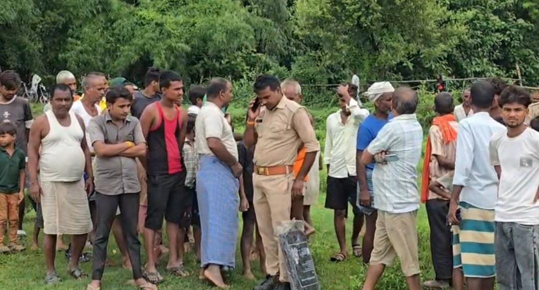 इकौना के भलुहिया दसौंधी गांव में गड्ढे में डूबकर महिला की मौत के बाद जमा भीड़।